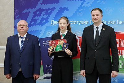 Свои первые паспорта из рук председателя КГК получили десять юных белорусов