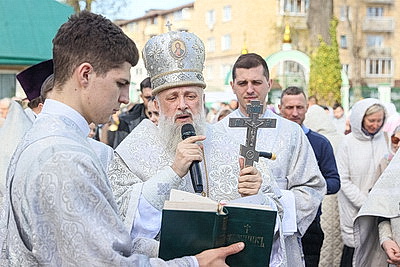 Православные верующие освящают пасхальную трапезу в храмах Беларуси