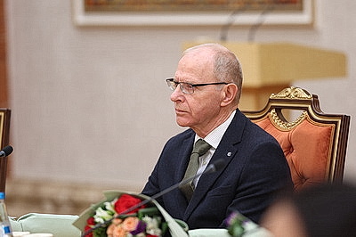 Лукашенко вручил дипломы доктора наук и аттестаты профессора