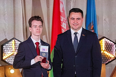 Торжественное вручение аттестатов выпускникам школ проходит в Беларуси