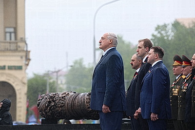 Лукашенко возложил венок к монументу Победы в Минске