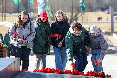 \"Пусть скорбь и печаль обернутся в мужество ваше и силу\". В Хатыни проходит всенародная вахта памяти