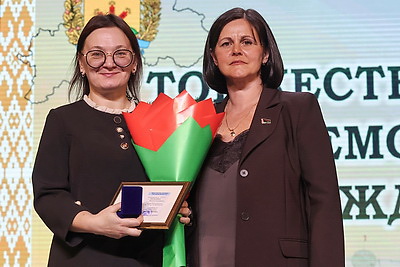 Учителя продолжают принимать поздравления в преддверии профессионального праздника