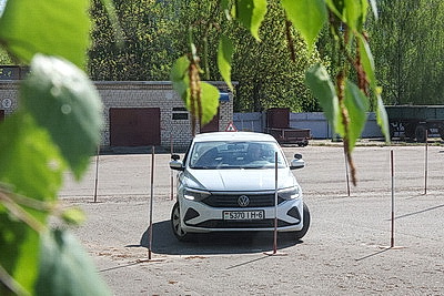 В условиях управляемого заноса: как в Могилевском ДОСААФ повышают навыки водителей