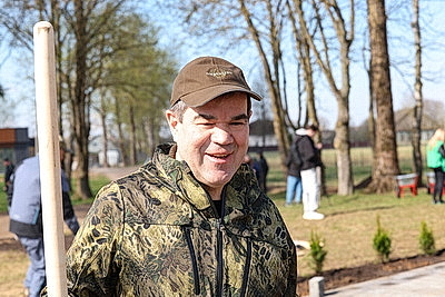 Республиканский субботник: премьер-министр принял участие в благоустройстве братской могилы в Минском районе