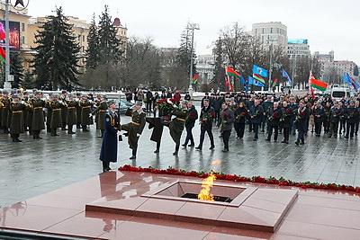 К монументу Победы возложили цветы в День защитников Отечества
