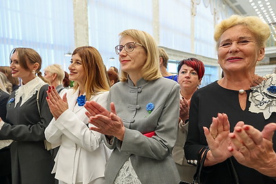 Арт-объект во Дворце Независимости дополнили недостающим фрагментом. Вклад внесли представительницы Могилевщины