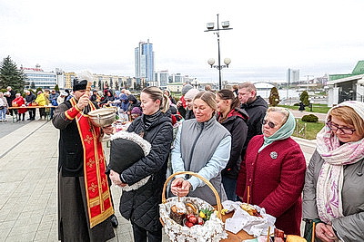 Благодатный огонь от гроба Господня доставили в Минск