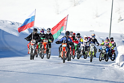 С жаждой адреналина. Белорусские гонщики покорили стихию на соревнованиях по мотоспидвею