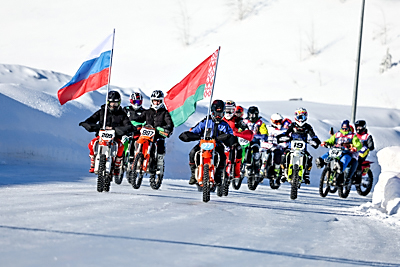 С жаждой адреналина. Белорусские гонщики покорили стихию на соревнованиях по мотоспидвею