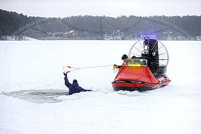 Работники ОСВОДа в Гродно продемонстрировали алгоритм действий при несчастном случае на подледной рыбалке