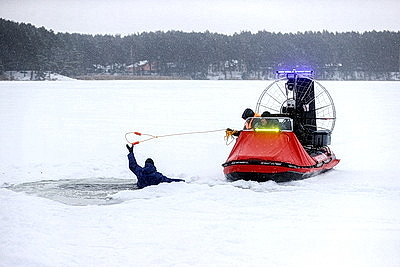 Работники ОСВОДа в Гродно продемонстрировали алгоритм действий при несчастном случае на подледной рыбалке