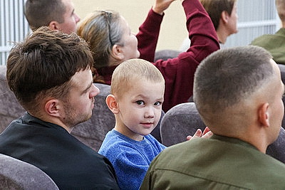 Главный подарок ко Дню матери - время с сыновьями. Солдаты-срочники 38-й бригады поздравили своих мам