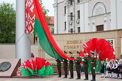 С огромной гордостью за достижения страны. Государственный флаг в 81 м пронесли по главной площади Гомеля