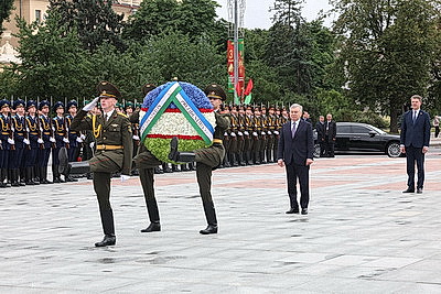 Президент Узбекистана возложил венок к монументу Победы в Минске
