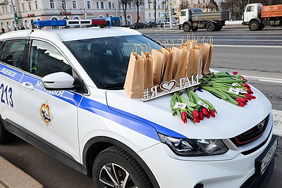 Цветы для солнечных улыбок автоледи. В Витебске стартовала областная акция ГАИ в честь Дня женщин