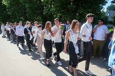 Последние звонки для выпускников 9-х и 11-х классов прозвенели по всей Беларуси