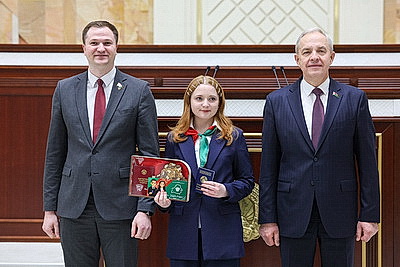 Не только права, но и обязанности перед Родиной. Школьникам вручили паспорта в Палате представителей