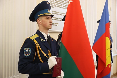 \"Люблю нашу страну за спокойствие, традиции и природу\". В Брестской области вручили паспорта лучшим учащимся