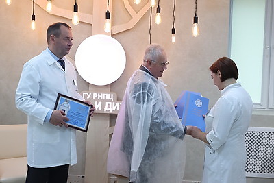 Новый аппарат ИВЛ передали в РНПЦ \"Мать и дитя\"