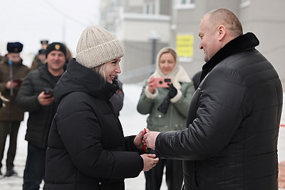 Ключи от арендных квартир получили 60 семей военнослужащих Борисовского гарнизона