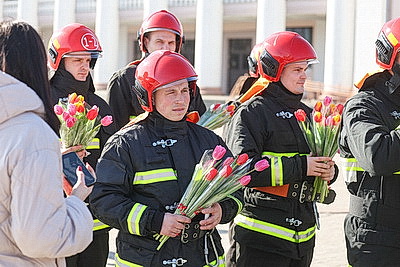 \"101 тюльпан для милых дам\". Гродненские спасатели поздравили женщин с 8 Марта