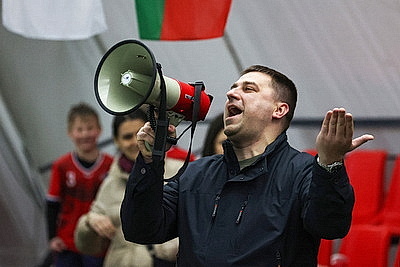 Товарищеский футбольный матч сыграли сборная Следственного комитета и команда \"Родина\"