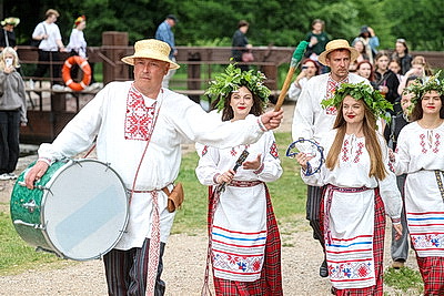 Цветочные венки, народные песни и танцы. Один из самых летних праздников - Купалье прошел на Августовском канале