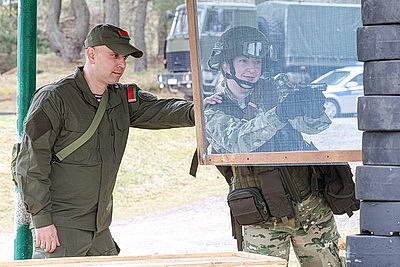 Не только в строю, но и в бою: комбинированный марш-бросок для военнослужащих девушек прошел в Чаусском районе