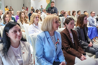 Сотрудников СМИ наградило руководство Минска