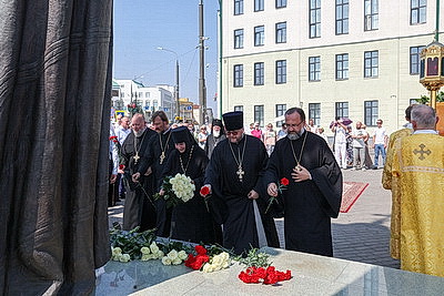 Более 500 человек собрались у памятника Георгию Конисскому в Могилеве на памятный молебен
