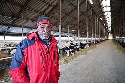 Полюбил мороз и жареную картошку. Как живет и работает в Беларуси зоотехник из Мали