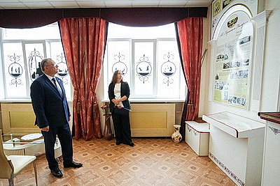 Швед напутствовал узденских школьников и вручил каждому первокласснику книгу \"Беларусь - наша Радзiма\"