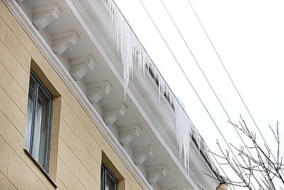 Коммунальщики очищают крыши от снега и сосулек