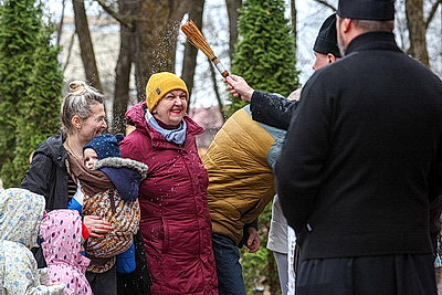 Православные верующие освящают пасхальную трапезу в храмах Беларуси