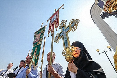 Более 500 человек собрались у памятника Георгию Конисскому в Могилеве на памятный молебен