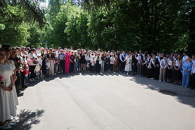 Последние звонки для выпускников 9-х и 11-х классов прозвенели по всей Беларуси