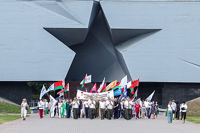 Участники автопробега \"Города-герои - города Героев: Дорогами народных ополченцев\" возложили цветы в Брестской крепости