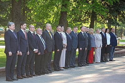 Участники медиафорума в Гродно возложили цветы к памятнику погибшим воинам в ВОВ