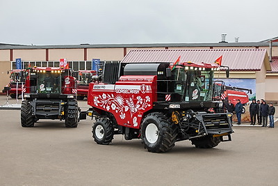 Техника к жатве: хозяйства Минской области получили 100 новых комбайнов