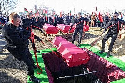 Останки 12 жертв геноцида белорусского народа перезахоронили в Кобрине