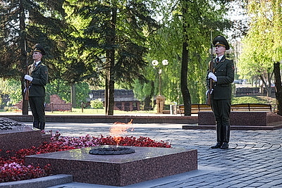 Участники медиафорума в Гродно возложили цветы к памятнику погибшим воинам в ВОВ