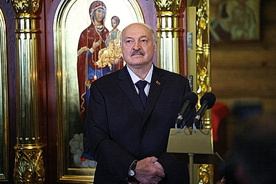 Лукашенко зажег пасхальную свечу в одном из деревенских храмов