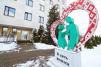 \"Лучше нет новости, чем когда рождаются малыши\". Эйсмонт передала подарки от Президента мамам, родившим 1 января