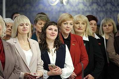 Для участников форума \"Женщина и будущее деревни\" провели экскурсию во Дворце Независимости