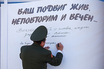 \"Дань памяти героям прошлого\". Народное возложение проходит в Минске
