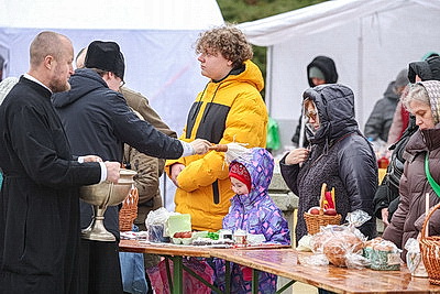 Православные верующие освящают пасхальную трапезу в храмах Беларуси