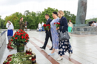 Участники автопробега \"Дороги славы - наша история\" почтили память героев ВОВ в Минске