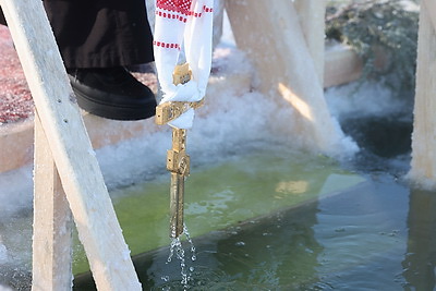 Православные верующие празднуют Крещение Господне