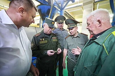 \"Люди заряжены, задачи по силам\". Военкомы ознакомились с ходом уборочной в Гродненском районе